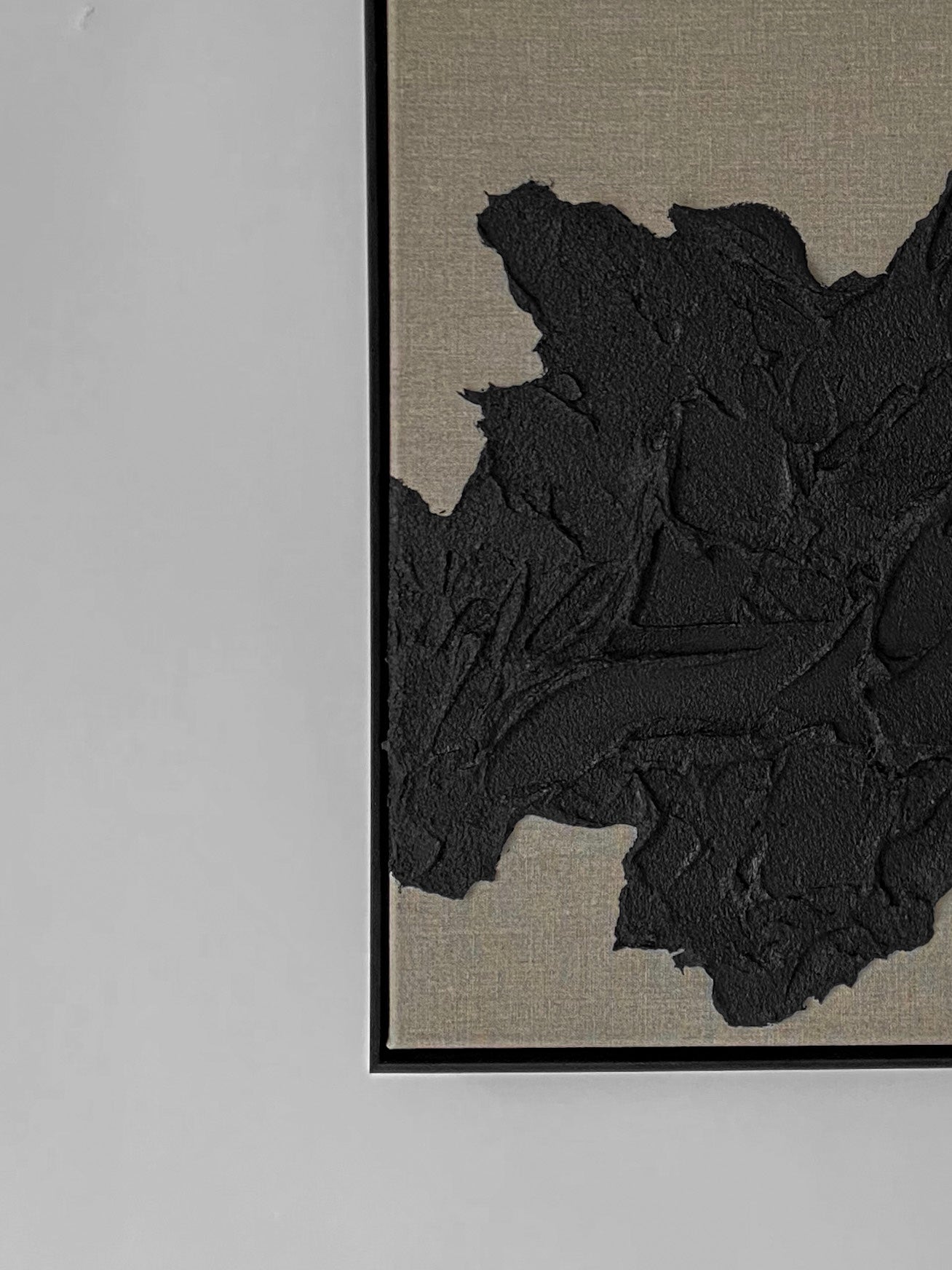 Schwarzes abstraktes Kunstwerk aus Leinenstoff und Strukturpaste